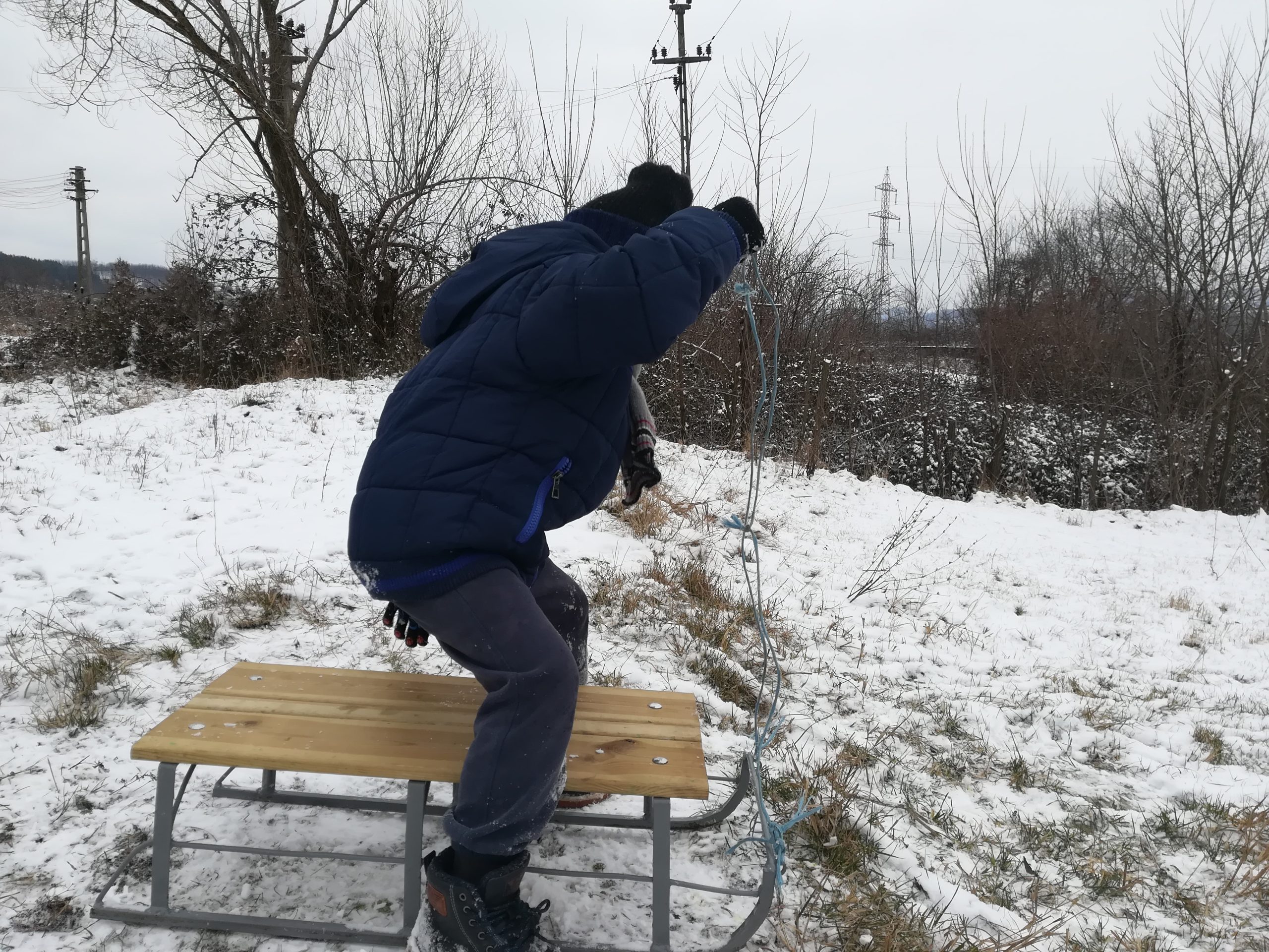 La săniuș, pe o imitație de zăpadă