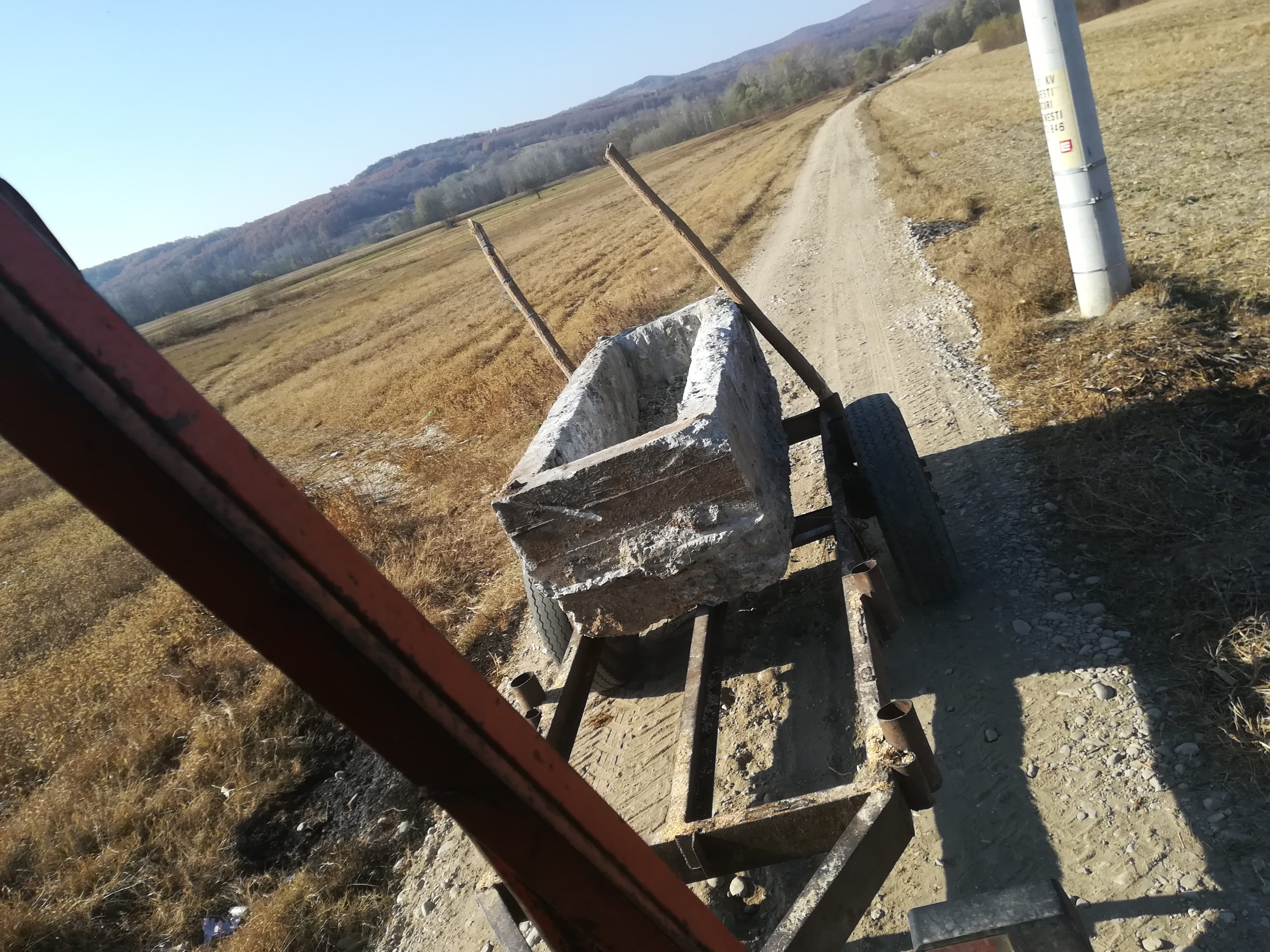 Am făcut rost de un jgheab pentru adăparea vacilor