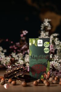 Magistrall – Ciocolată neagră cu alune de pădure, 100g, Ecologic, Allu